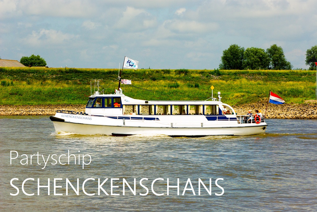 Partyschip Schenckenschans vaart over de Rijn met passagiers aan boord